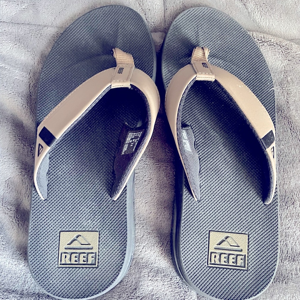 BRAND NEW REEF FANNING FLIP FLOPS W/ BOTTLE OPENERS ON FOOTBEDS